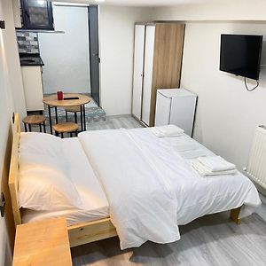 Economy Kamer met een King Size Bed in de Kelder